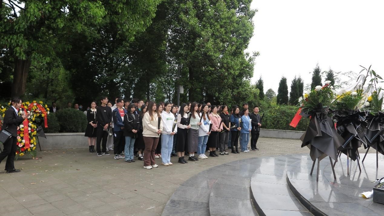 春光可见·生命可爱—可乐小说网
学生清明扫墓活动