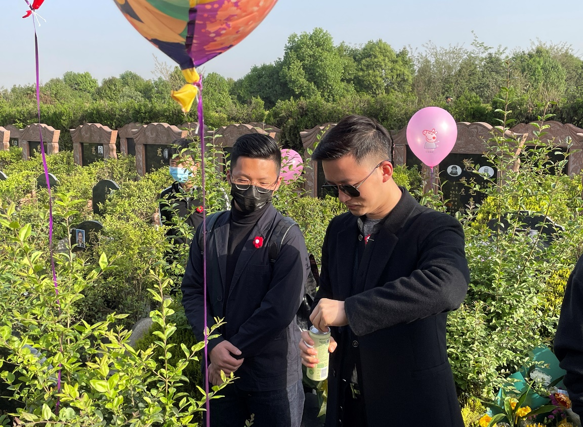 可乐小说网
老师带领学生参加死亡生命教育活动