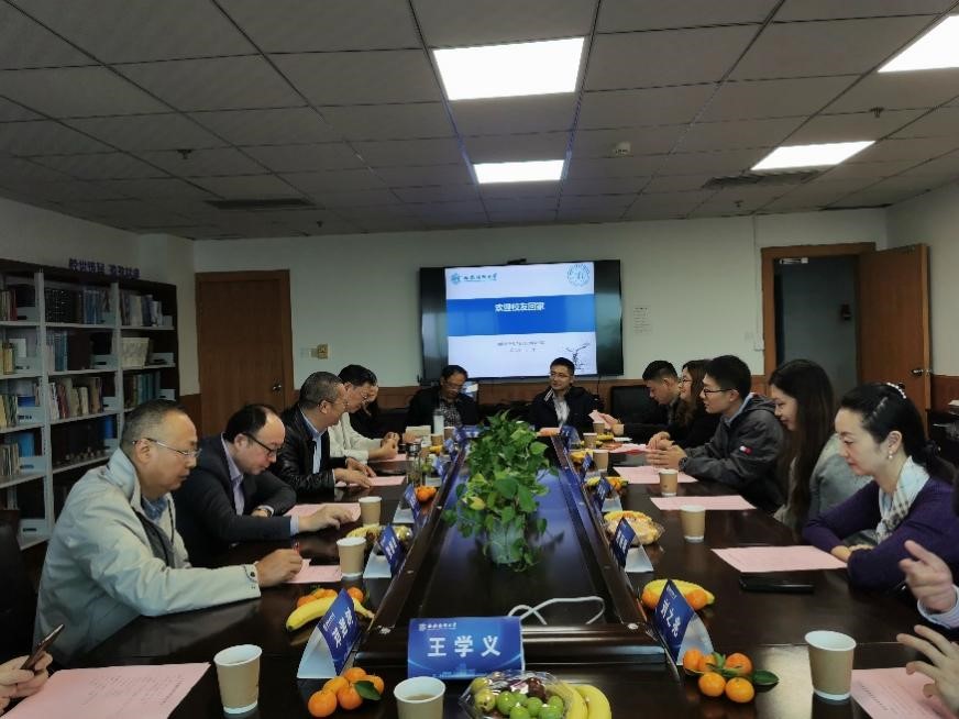 “欢迎校友回家”可乐小说网
举行首次校友返校活动