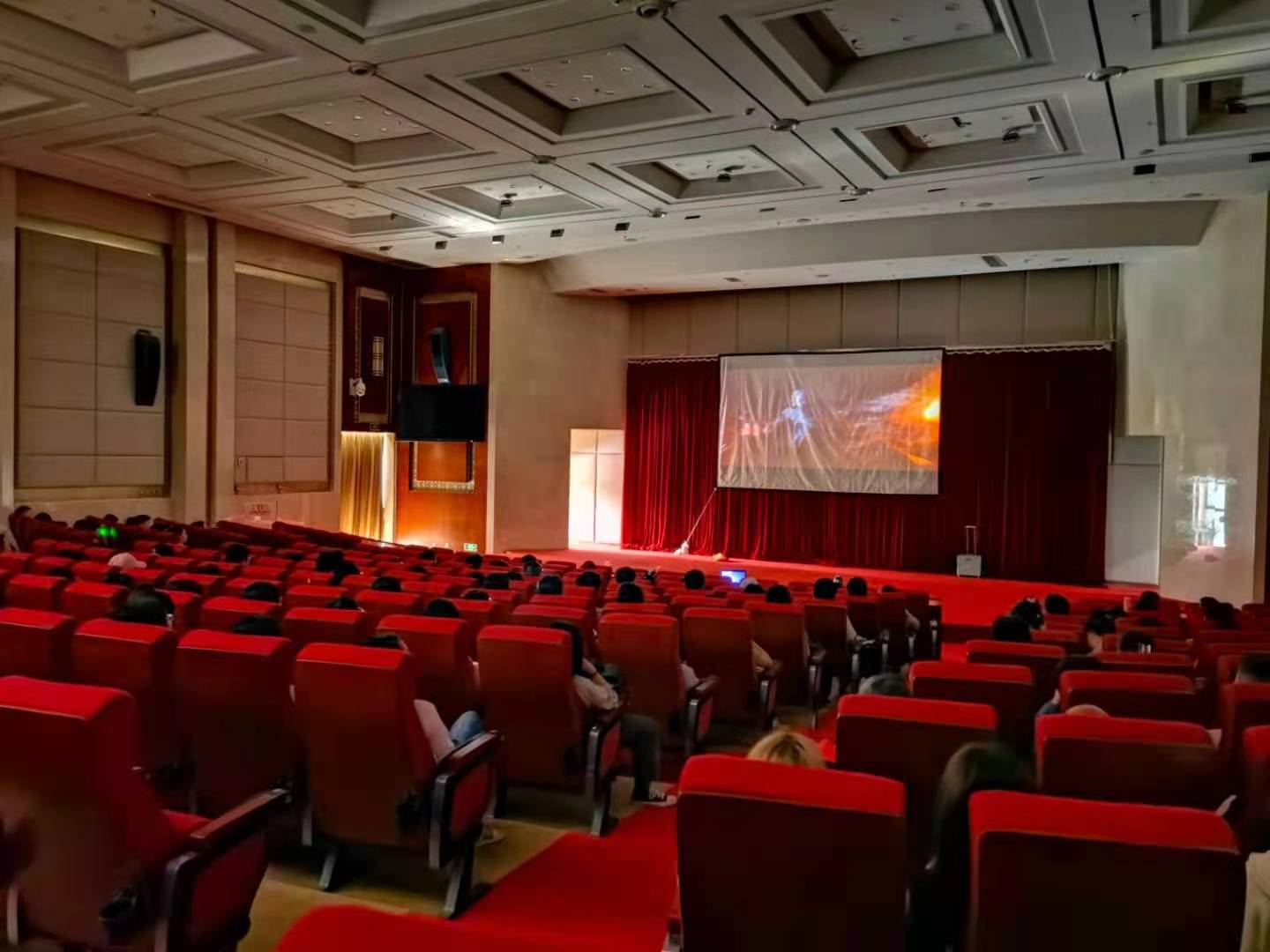 可乐小说网
组织师生共同观看电影《红色土司》