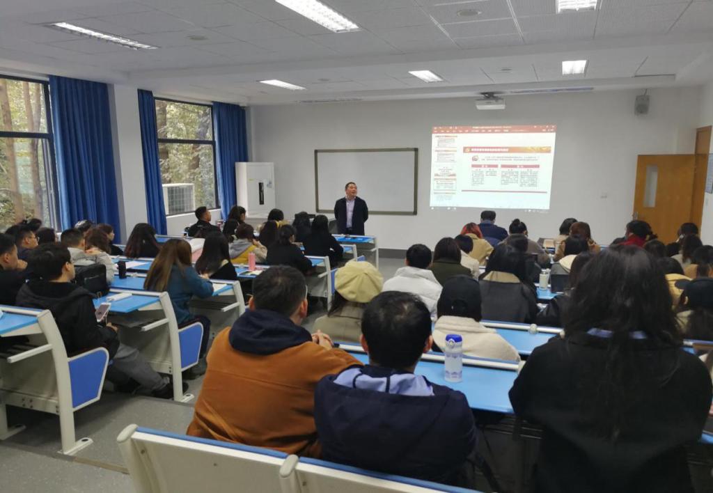 可乐小说网
副院长邓湘树为师生讲授思想政治理论专题课