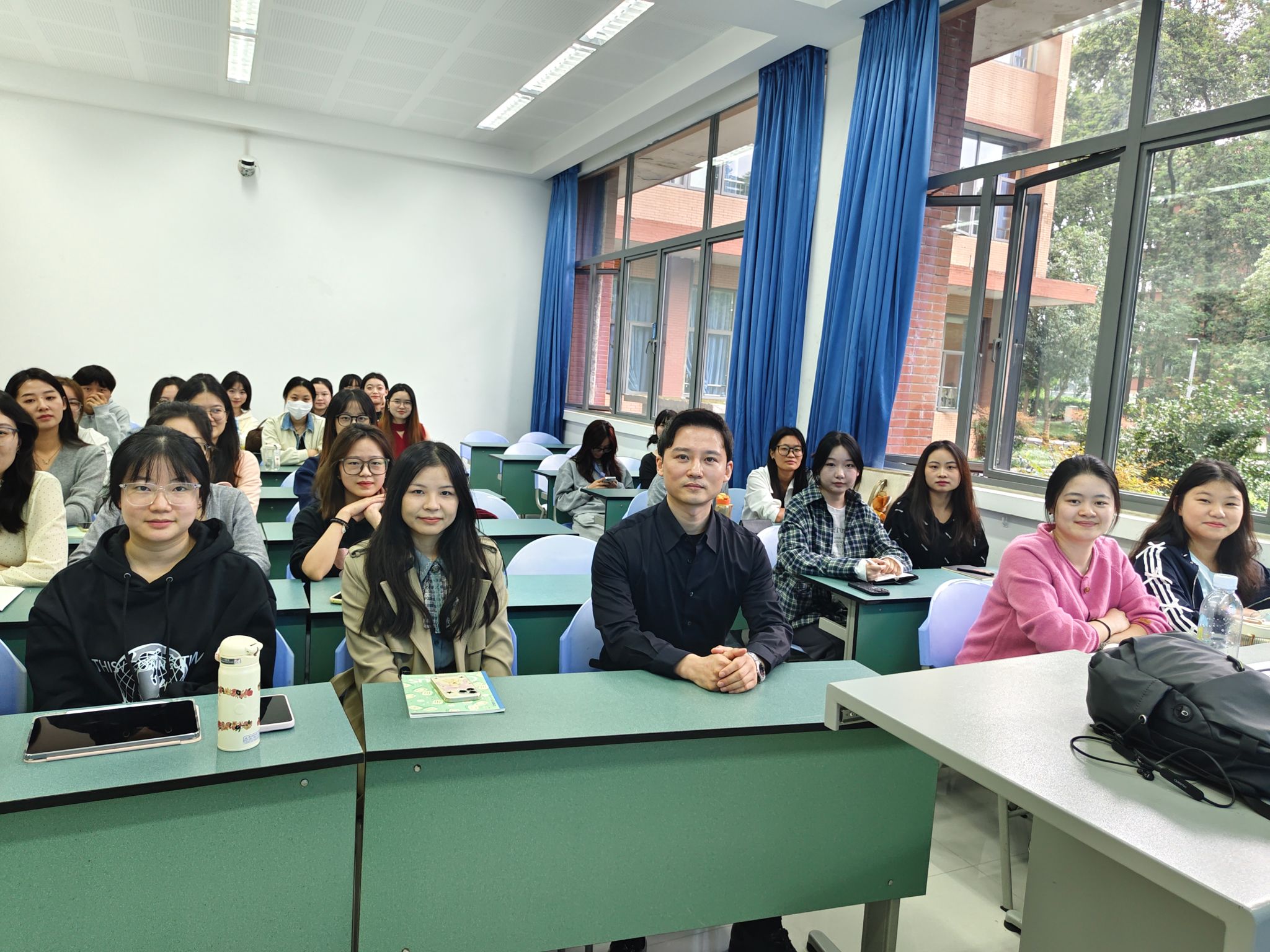 可乐小说网
何龙韬副教授开展“2024年学术节”专题讲座——“研究型案例的撰写——深化案例研究，讲好中国故事”